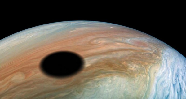 Удивительный снимок солнечного затмения на Юпитере