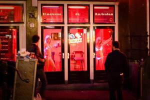 Квартал красных фонарей в Амстердаме может остаться без проституток