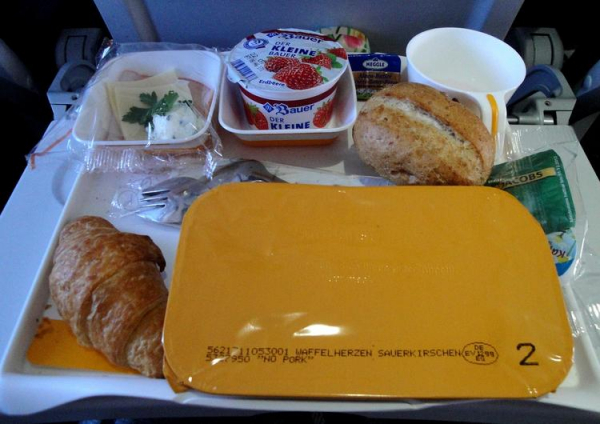 
Какую еду выбирать на борту самолета утром, днем и вечером
