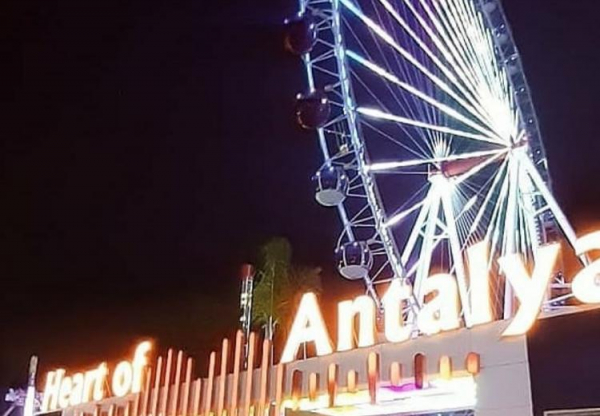 
Гигантское колесо обозрения, наконец, открылось для туристов в Анталье
