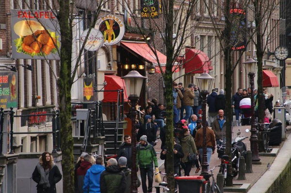 
В Амстердаме ввели новые правила для туристов, реально многое изменилось
