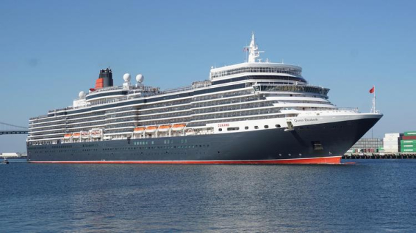 
Рейс Cunard Queen Elizabeth развернули на полпути из-за вспышки COVID-19
