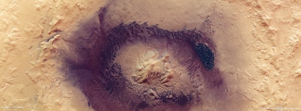 ESA показало удивительный снимок марсианского кратера