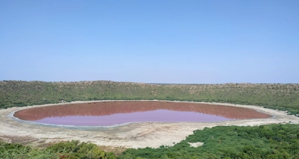 За одну ночь кратерное озеро изменило свой цвет