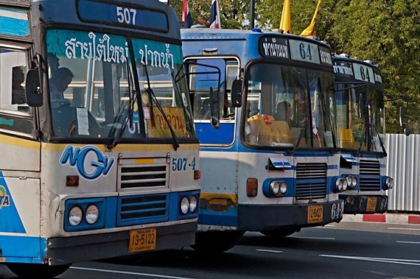 
Почему на Пхукете простаивают сотни туристических автобусов?
