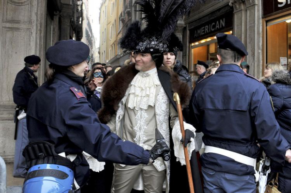 
Как полиция Венеции избавляется от лишних туристов
