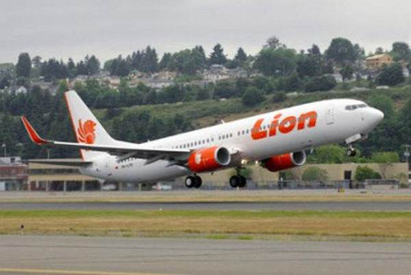 
Boeing 737 авиакомпании Lion Air задел крылом здание аэропорта
