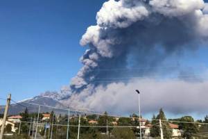 Вулкан Этна на Сицилии снова начал извергаться 
