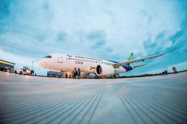 
Китайский конкурент Boeing и Airbus совершил первый коммерческий рейс
