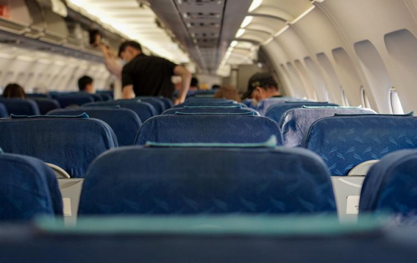 
Как авиакомпании мотивируют пассажиров бронировать средние места?
