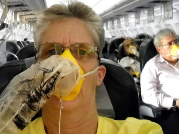 
Что нужно знать о кислородных масках, которые выбрасываются в случае ЧП в самолете?
