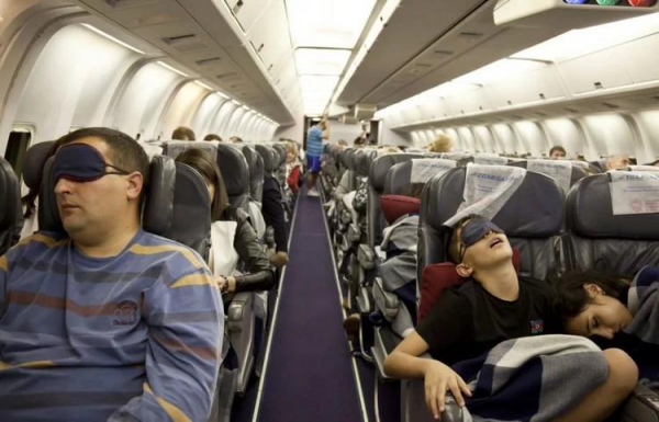 
Эксперты рассказали, почему в самолете лучше не просить одеяло
