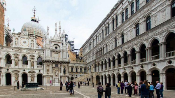 
«Туристы не видят, насколько все плохо». Смотритель базилики Св. Марка о наводнении в Венеции
