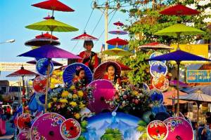 На укол зонтиком в тайский Бо Санг съедутся туристы со всего мира