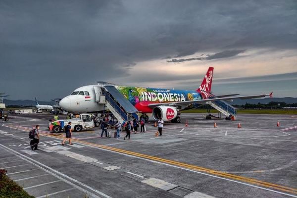 
Индонезия закрыла иностранным туристам въезд в страну через аэропорт Джакарты

