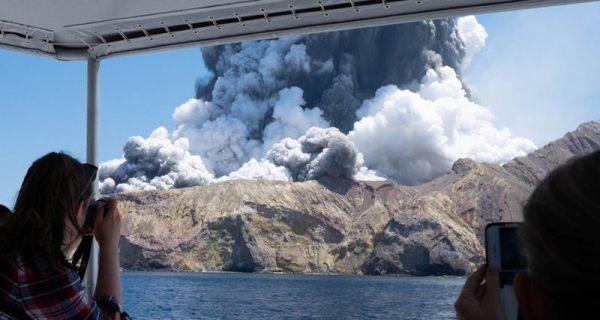 Колоссальное извержение вулкана в Новой Зеландии сняли на видео