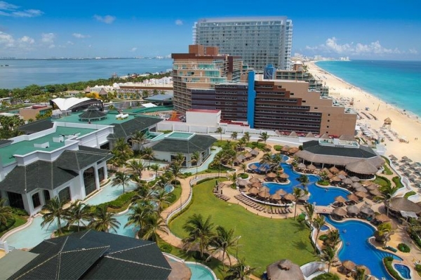 
Власти не хотят закрывать Канкун и другие популярные курорты на карантин
