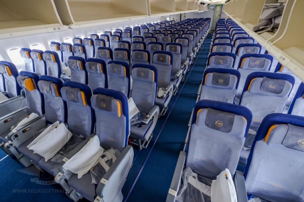 
Авиакомпании начали предлагать пассажирам экономкласса спальные места на дальних маршрутах
