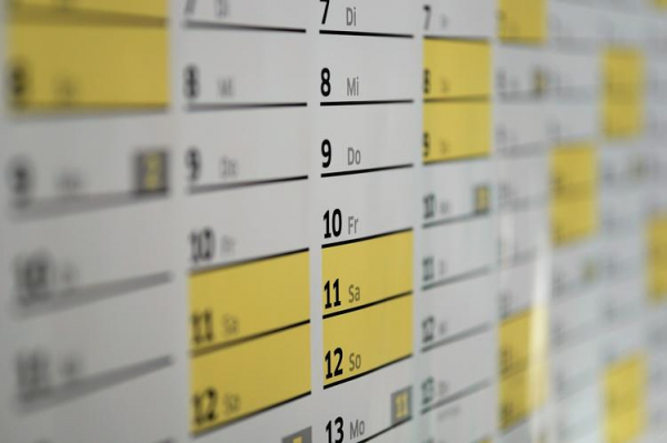 
В какие месяцы выгоднее всего брать отпуск на официальной работе? 
