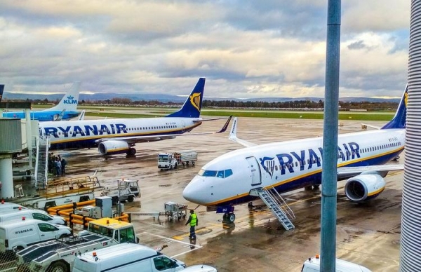 
Бортпроводников Ryanair оставили без еды и воды во время рейсов

