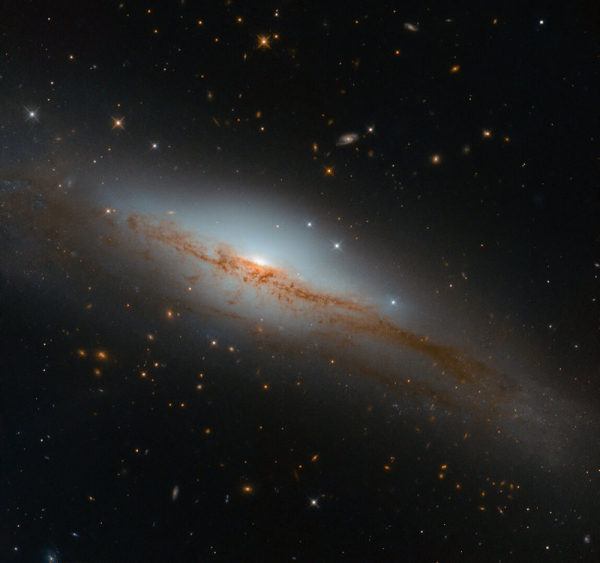 «Хаббл» получил удивительный снимок галактики в 135 млн световых лет