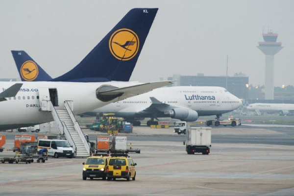 
Lufthansa никуда не летит. Бортпроводники требуют повышения зарплаты
