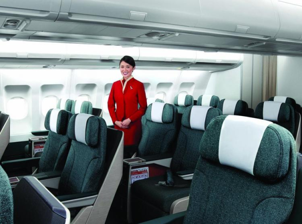 
Cathay Pacific отстранила стюардесс от работы за дискриминацию пассажиров
