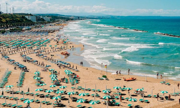 
На пляжах Италии запрещают приносить с собой еду и напитки
