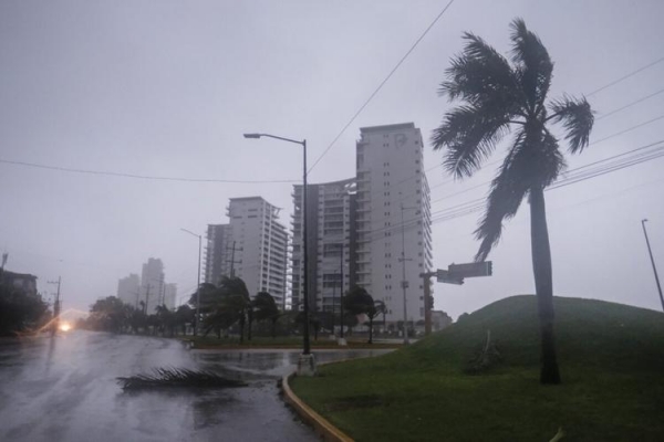 
Ураган «Дельта» обрушился на Мексику. Туристы эвакуированы из отелей, авиакомпании переносят билеты
