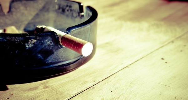 Выяснилось, как сигаретный дым помогает коронавирусу
