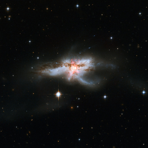 В центре необычной галактики нашли три сверхмассивные черные дыры