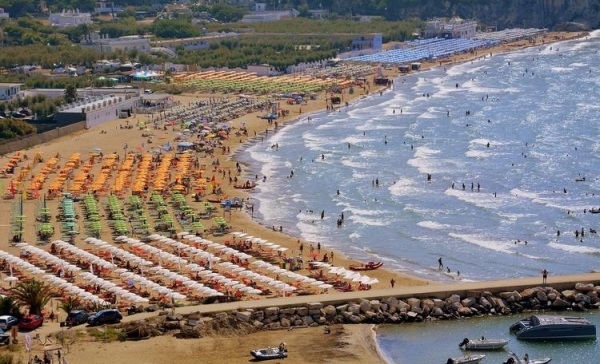 
Пляжи Италии и Испании начали готовить к летнему сезону отпусков
