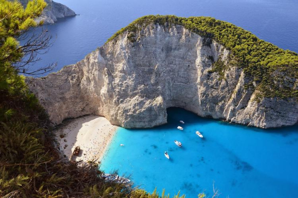 
Греция открывает туристам новые острова, чтобы не стать второй Венецией
