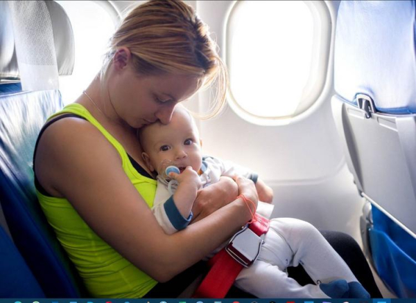 
Авиакомпании могут запретить младенцам летать на коленях у родителей
