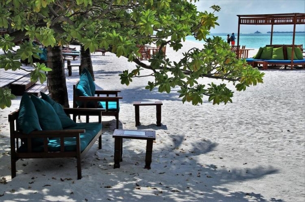 
Мальдивы остаются открытыми для туристов, а некоторые курорты переделали под люксовый карантин

