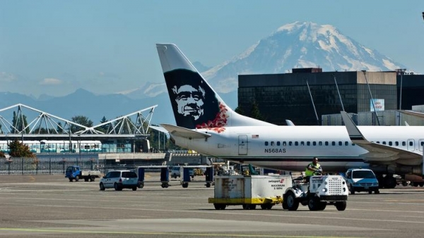 
Alaska Airlines эвакуировала самолет после того, как у пассажира загорелся смартфон известной марки
