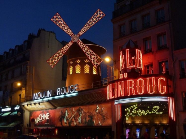 
В Париже закрылись бары, власти вводят новые ограничения
