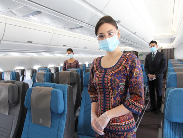
«Сингапурские авиалинии» с 1 июня запретят бортпроводникам носить маски
