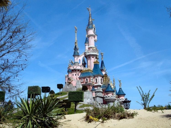 
В Парижском Диснейленде после годового ремонта открылся новый замок Спящей красавицы
