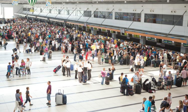 
Пассажиров с детьми в турецких аэропортах поставят в отдельную очередь
