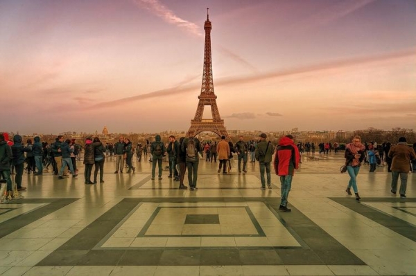 
Франция ужесточает правила COVID-19 для всех, включая иностранных туристов
