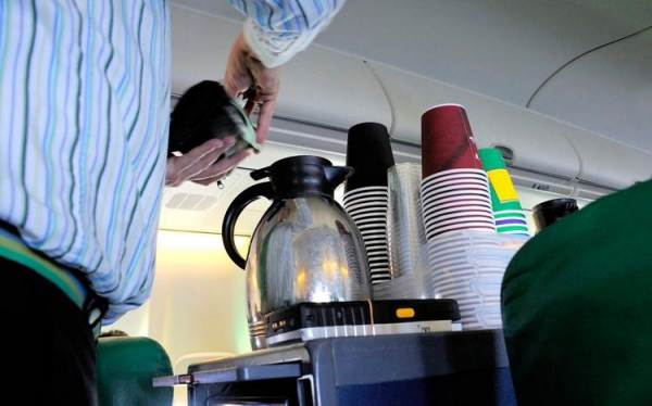 
Оказалось, что чай и кофе в самолетах лучше не пить. И вот почему
