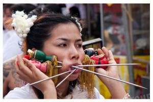 В Таиланде Ма Соны снова проткнут себя ножами и бамбуковыми палочками