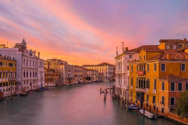 
В Венеции из-за сильной засухи пересыхают знаменитые каналы
