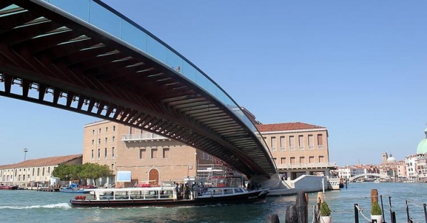 
Туристы затерзали судами мэрию Венеции, чиновники вынуждены реагировать
