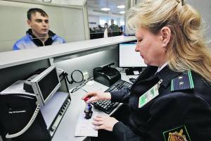 Россиян просят заранее выплатить долги, чтобы выехать из страны 