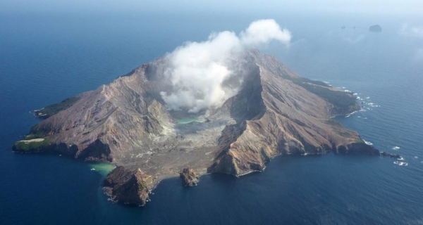 По крайней мере один человек погиб при извержении вулкана в Новой Зеландии