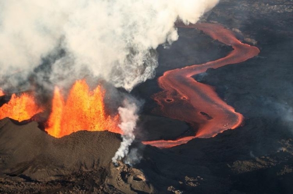 
В Исландии после серии землетрясений началось извержение вулкана Фаградальсфьядль
