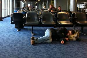 Пассажирам аэропортов Москвы разрешили лежать на полу и на креслах 