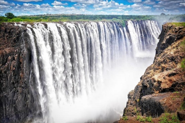
Водопад Виктория в Зимбабве открывается для туристов после 6 месяцев карантина

